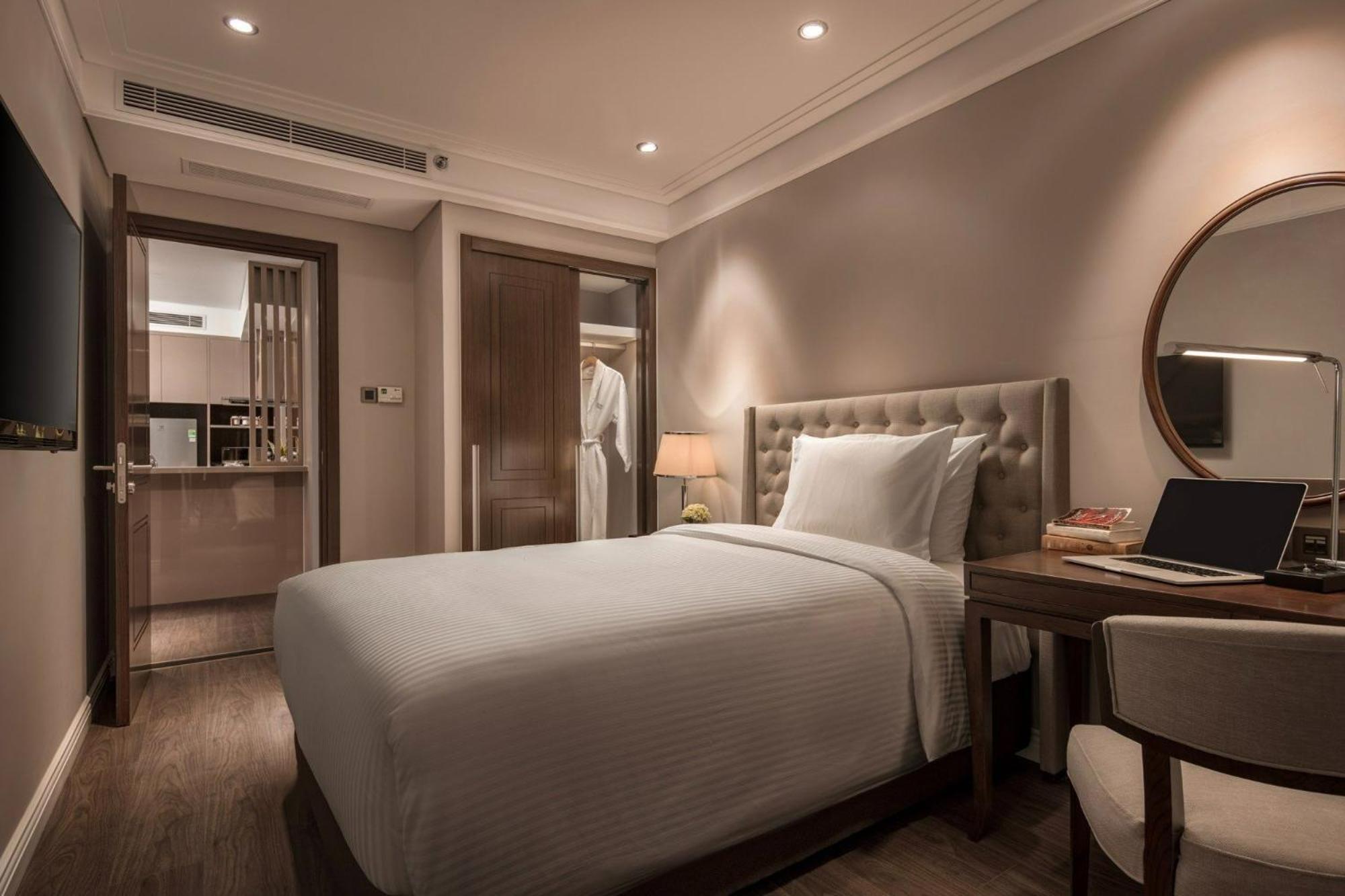 Luxury Apartment - Rooftop Swimming Pool - Beach Front - Hinata Apartment Дананг Экстерьер фото
