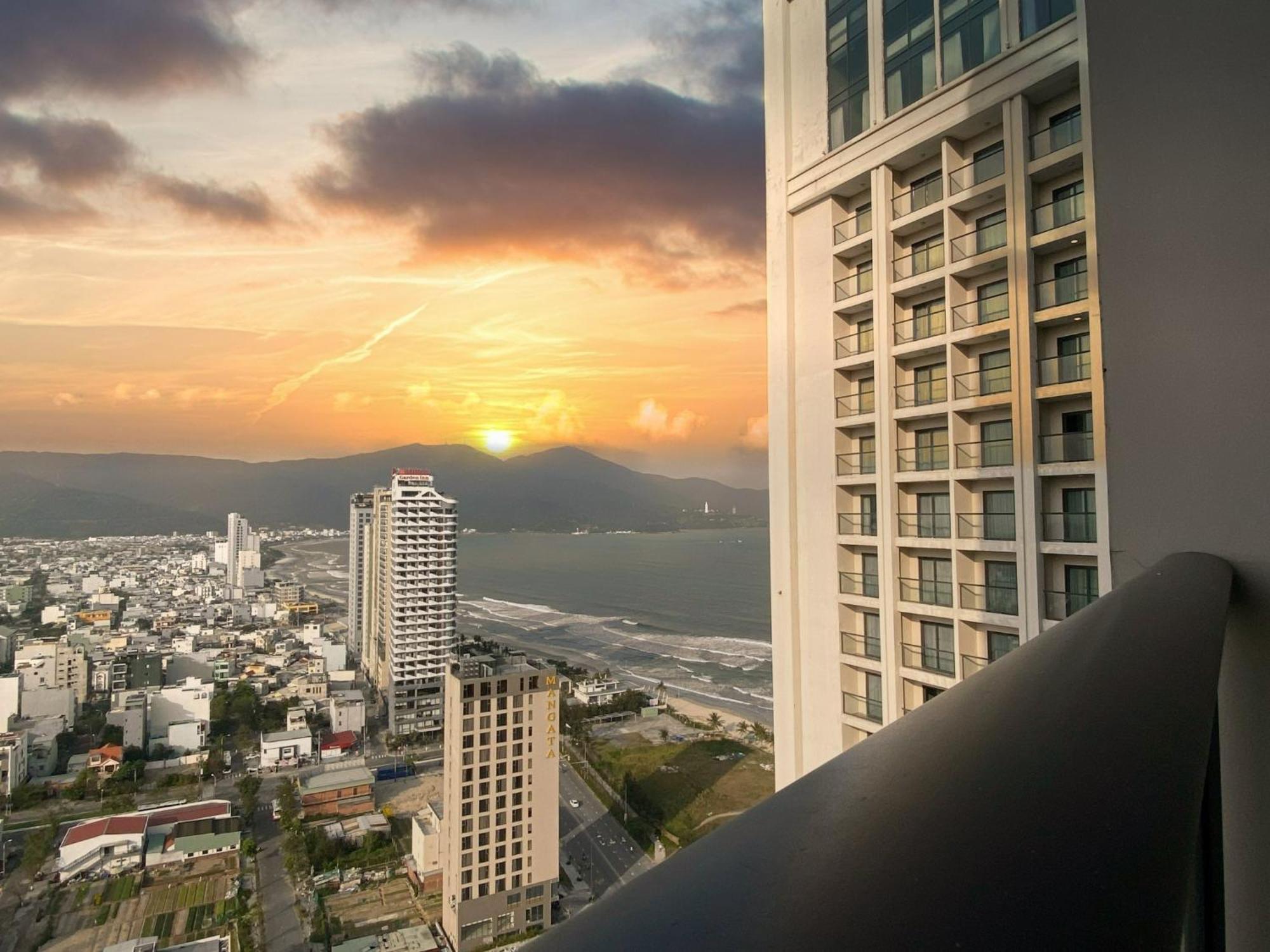 Luxury Apartment - Rooftop Swimming Pool - Beach Front - Hinata Apartment Дананг Экстерьер фото