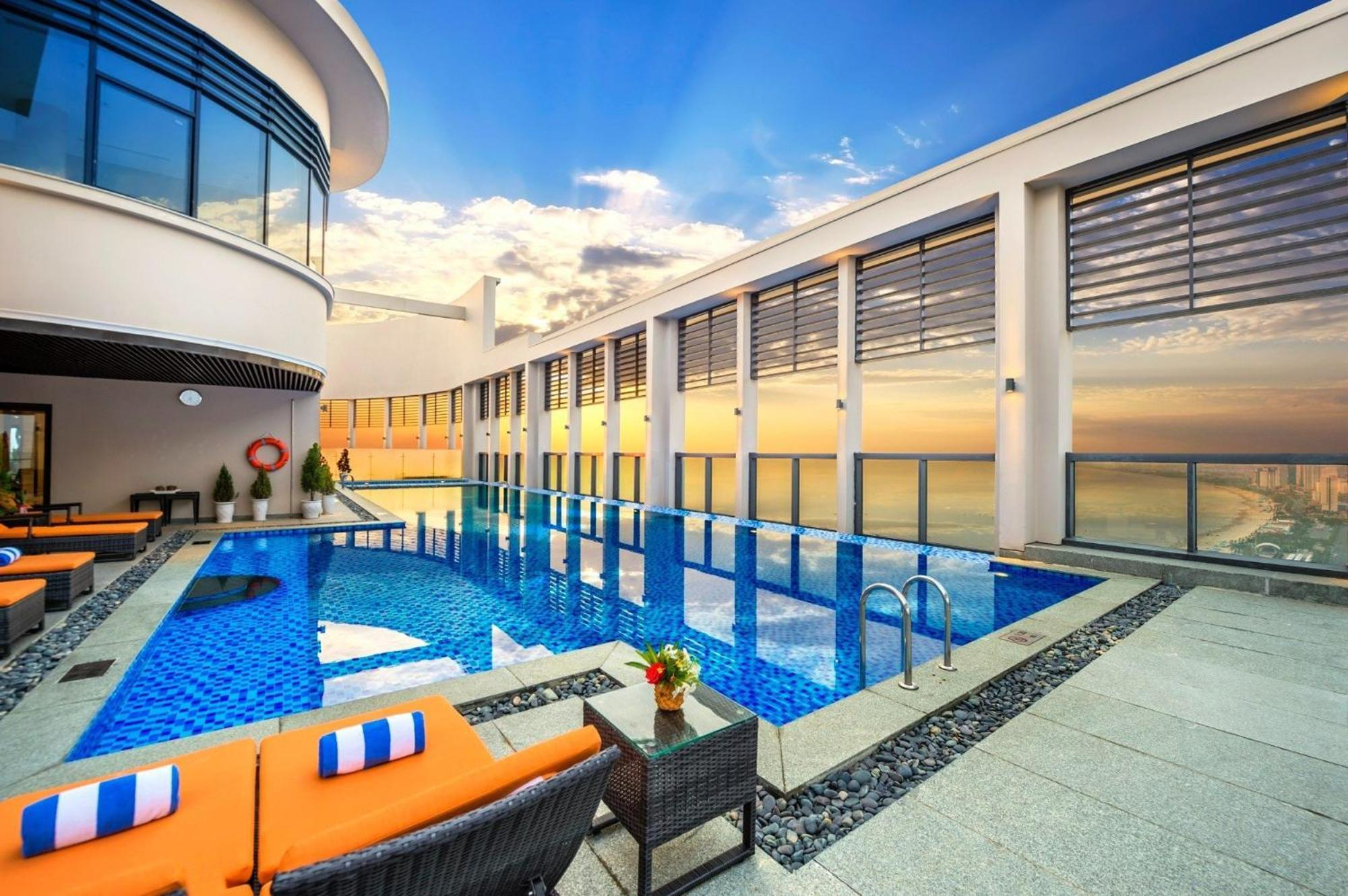 Luxury Apartment - Rooftop Swimming Pool - Beach Front - Hinata Apartment Дананг Экстерьер фото