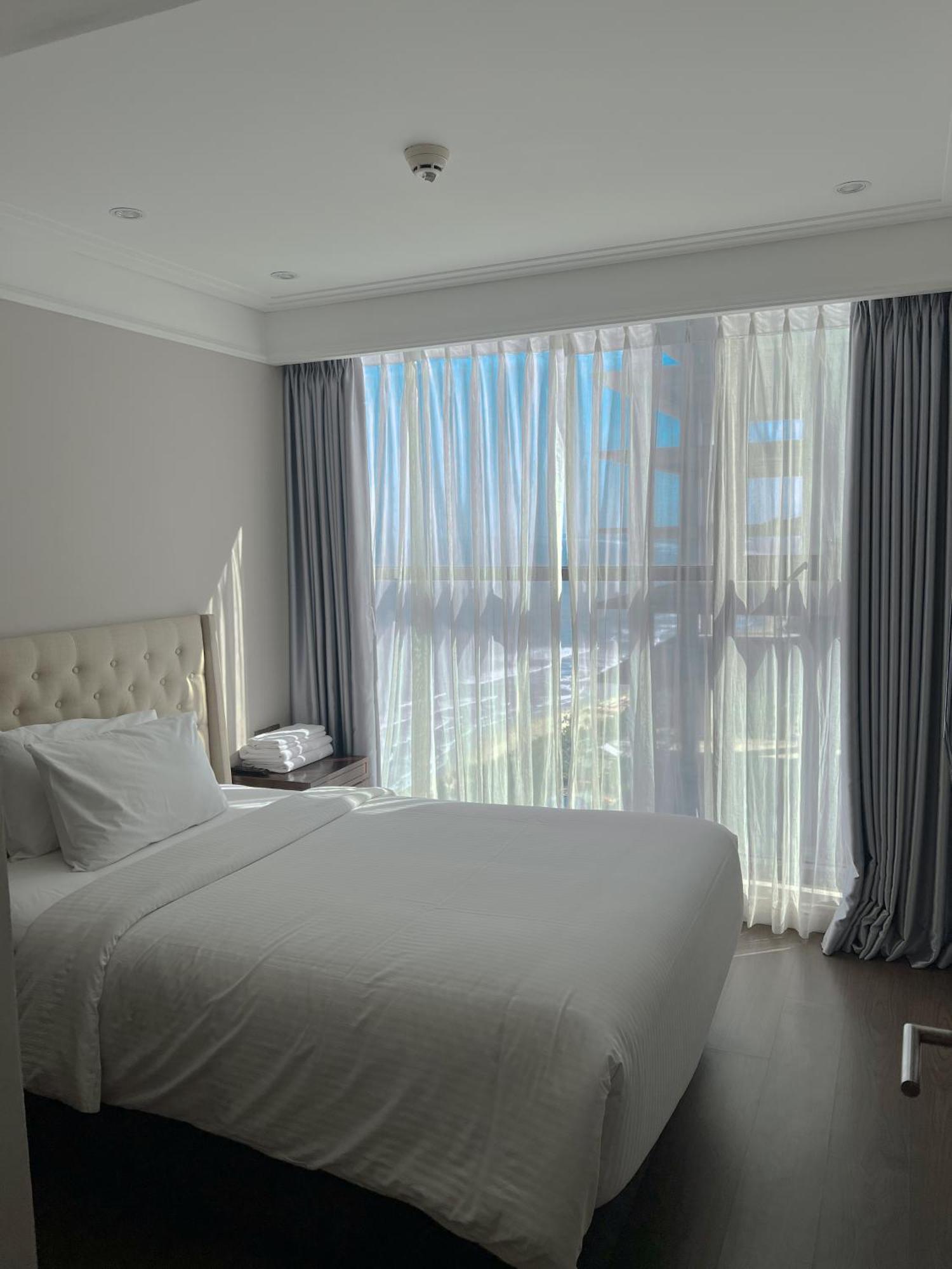 Luxury Apartment - Rooftop Swimming Pool - Beach Front - Hinata Apartment Дананг Экстерьер фото